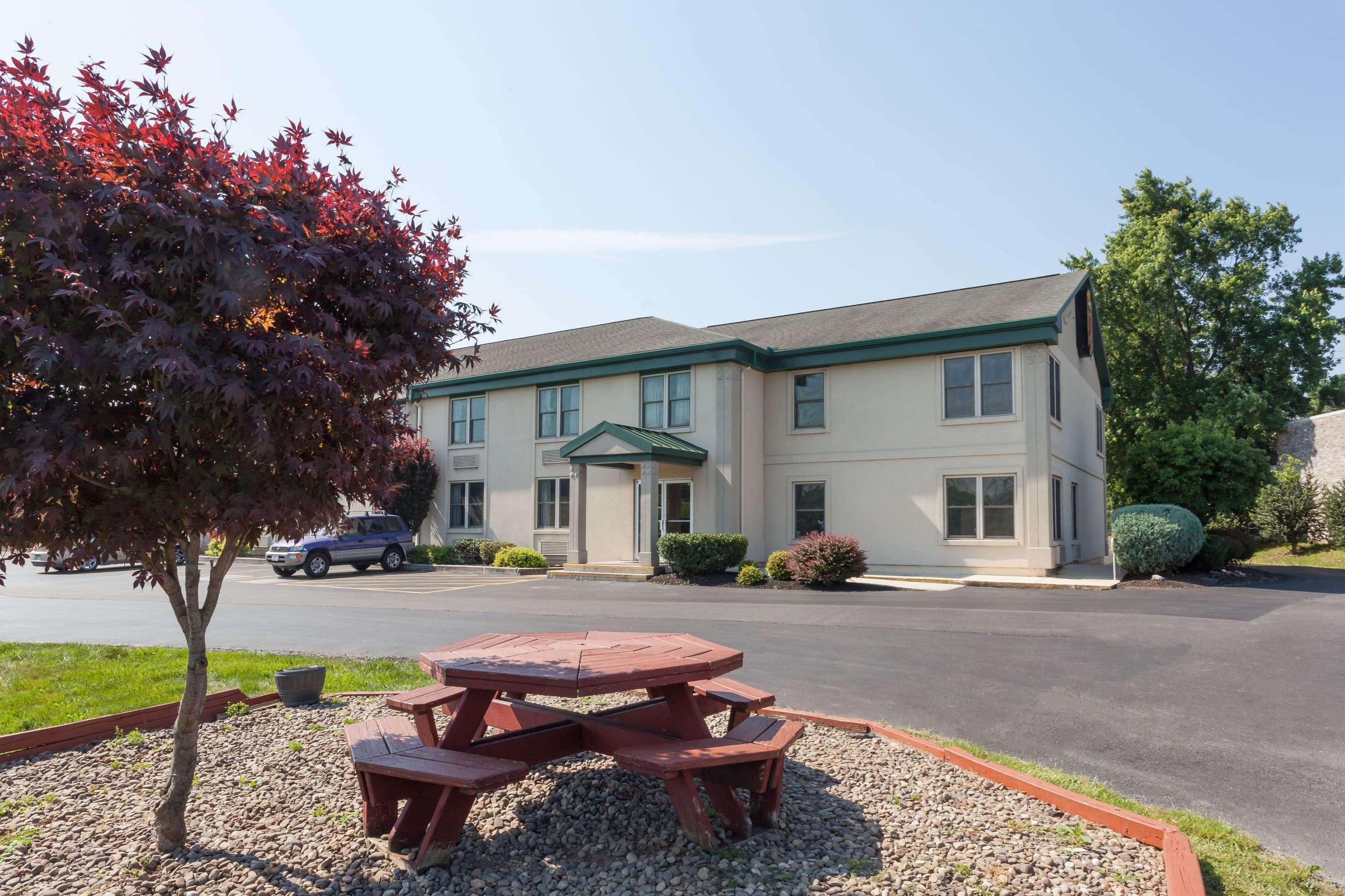 Super 8 By Wyndham Harrisburg Hershey West Eksteriør bilde